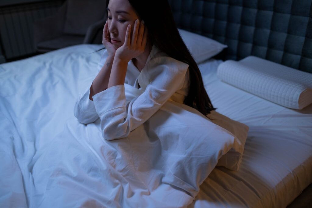吐き気や頭痛が続く…それは睡眠不足による症状かも?原因や対処方法